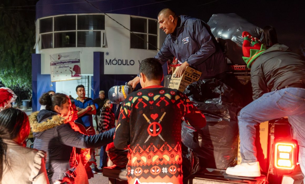 Reparten en Apaxco alegría con la caravana Regalando Sonrisas