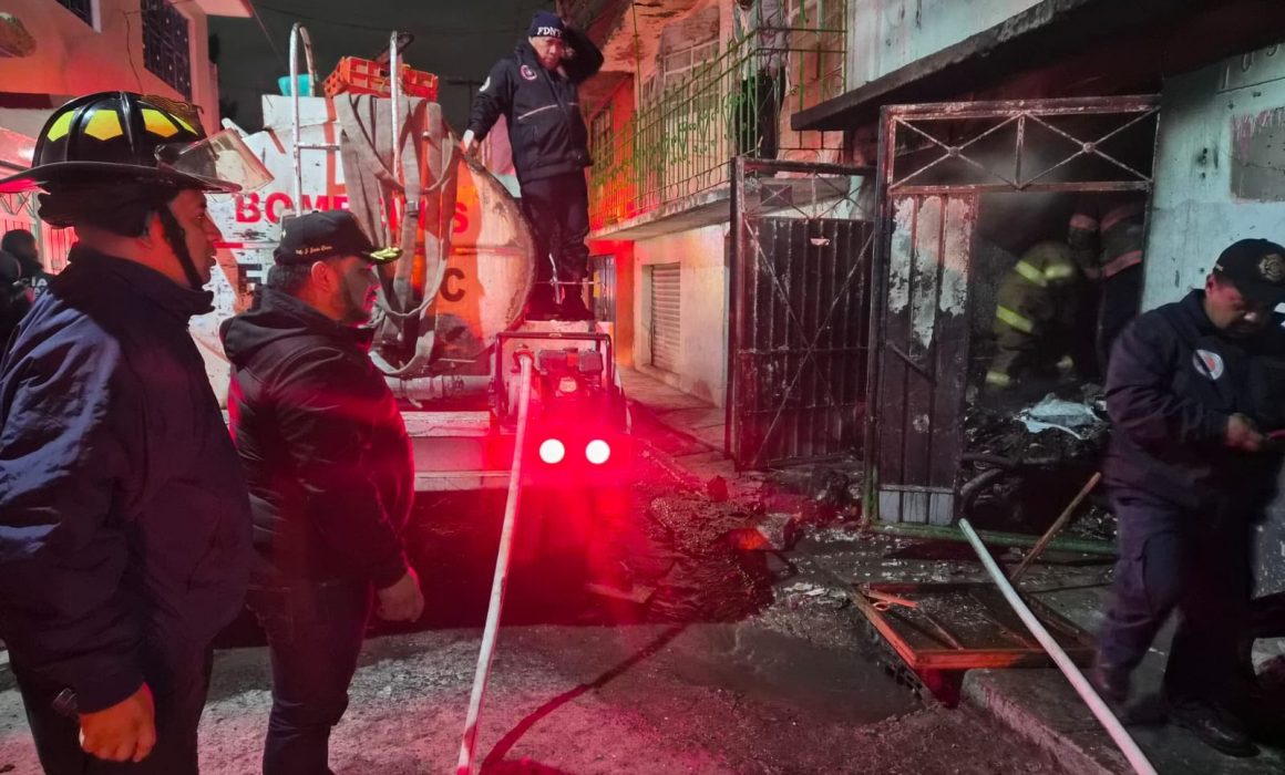 Rescatan bomberos a familia atrapada por incendio en vivienda Ecatepec