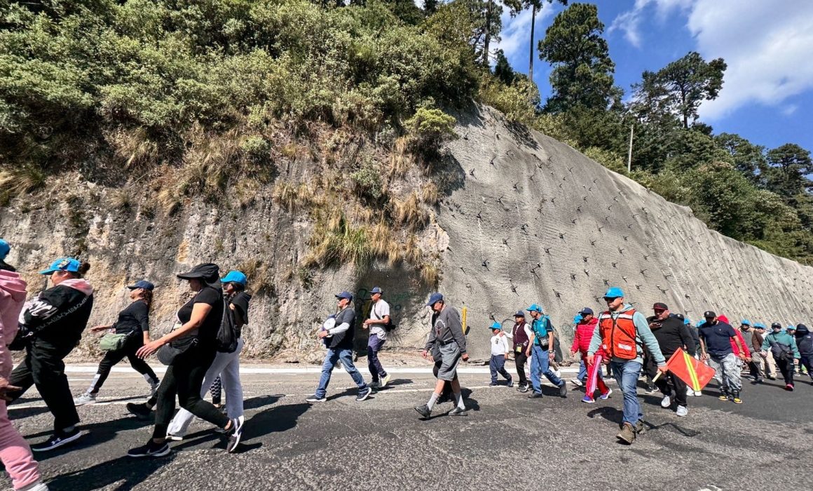 Reúnen fe y esperanza a mil católicos en peregrinación en Toluca