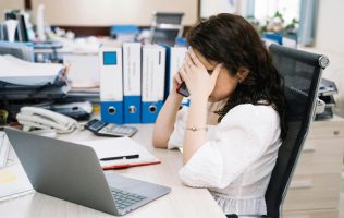 Revelan que estrés laboral acelera el envejecimiento y acorta la vida