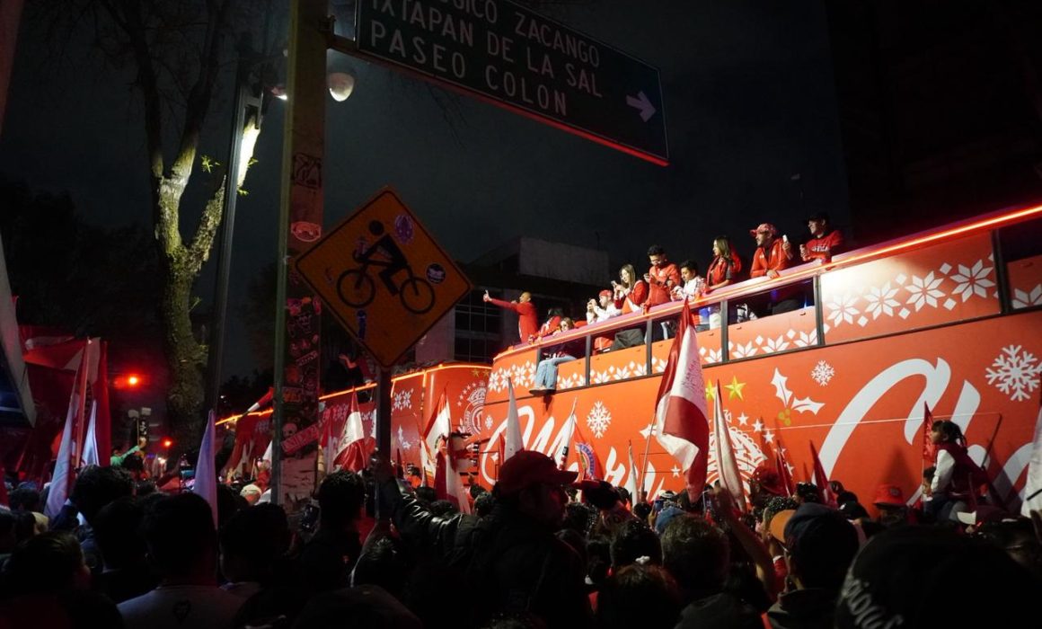 Salen miles de toluqueños a festejar en caravana por el bicampeonato 