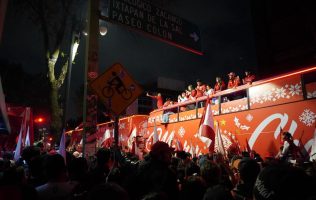 Salen miles de toluqueños a festejar en caravana por el bicampeonato 