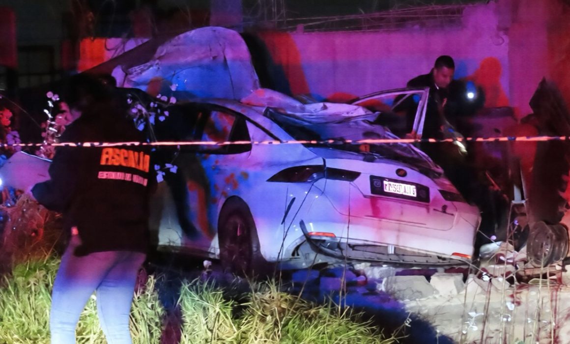 Se estrella conductora contra casa en Toluca; copiloto muere