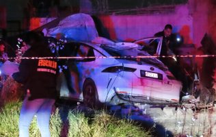 Se estrella conductora contra casa en Toluca; copiloto muere