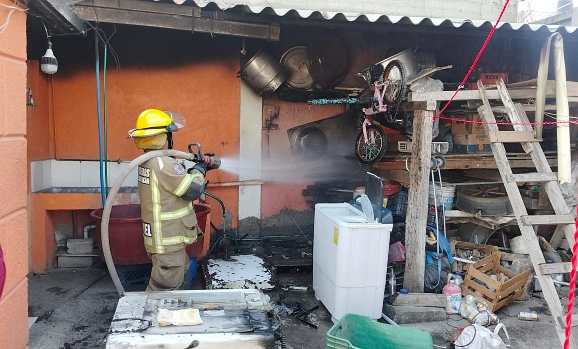 Sofocan policías incendio en vivienda de Chimalhuacán y evitan tragedia