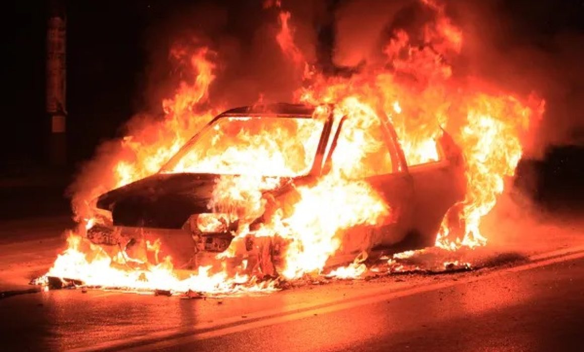 Termina calcinado tras chocar su auto en Ecatepec