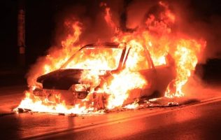 Termina calcinado tras chocar su auto en Ecatepec