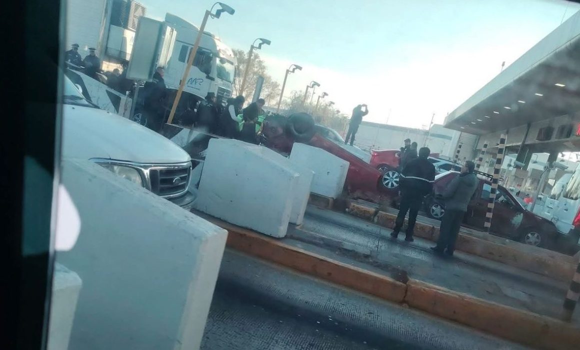 Termina volcado en la caseta de Tepotzotlán y golpea a 4 autos 1