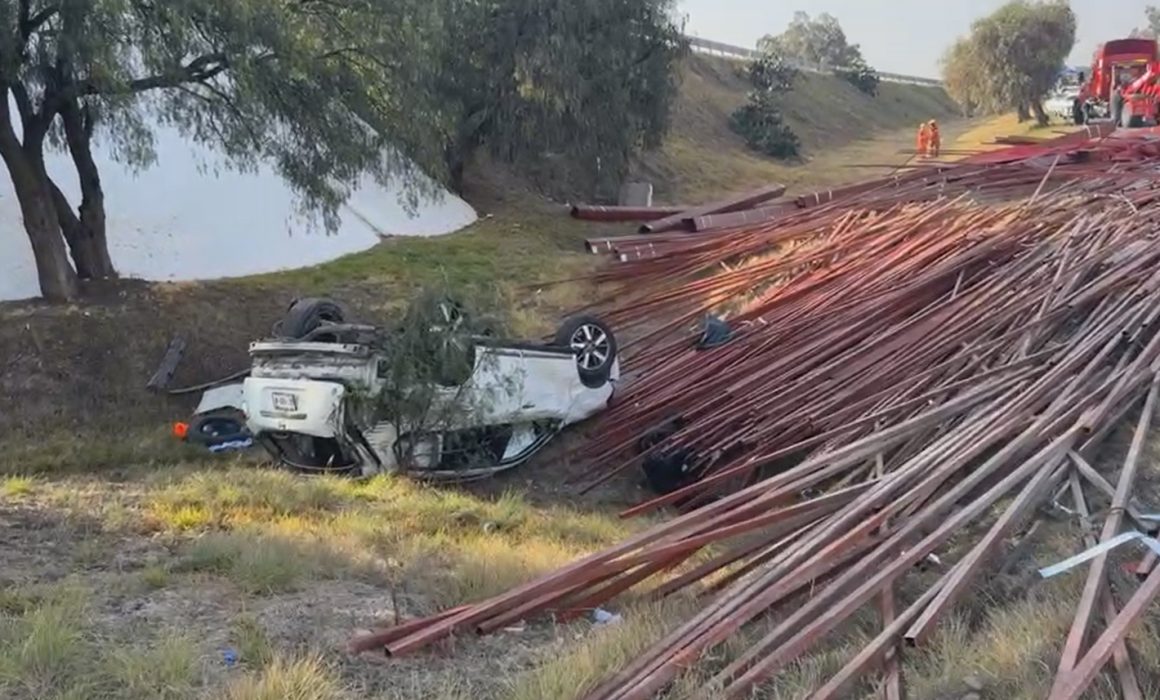 Vuelca camión e impacta camioneta en Zumpango