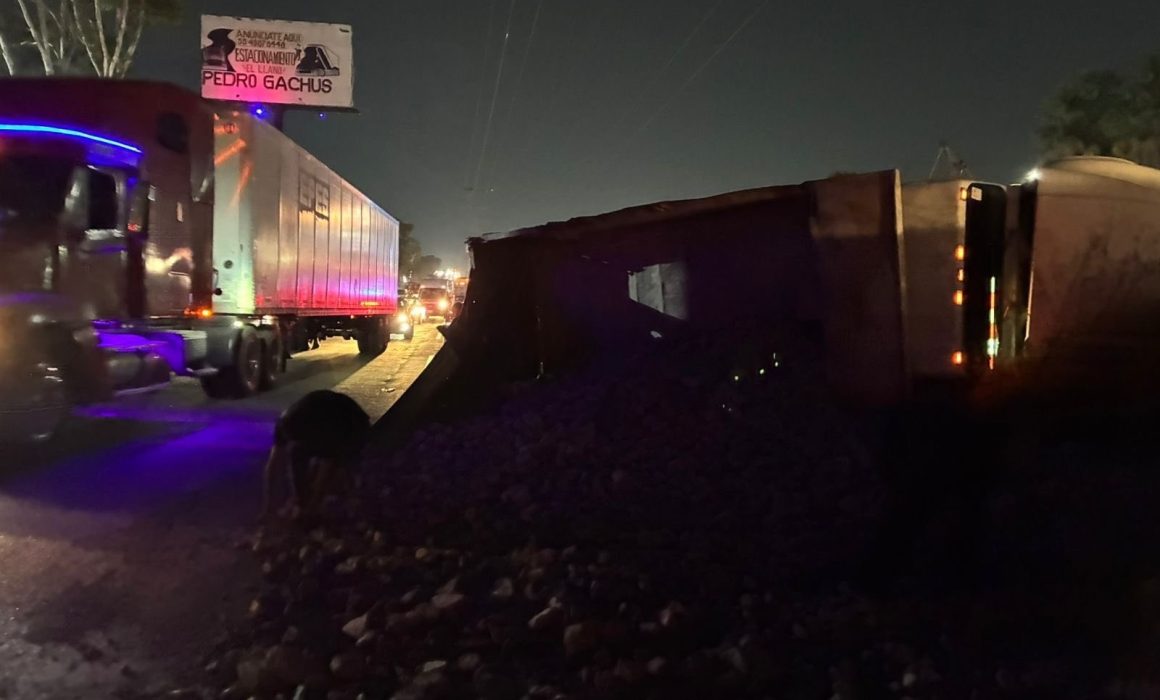 Vuelca camión e invade carril lateral en Texcoco-Lechería, Ecatepec