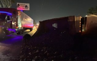 Vuelca camión e invade carril lateral en Texcoco-Lechería, Ecatepec