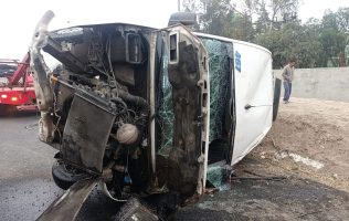 Vuelca combi en el Circuito Exterior Mexiquense; reportan 20 heridos