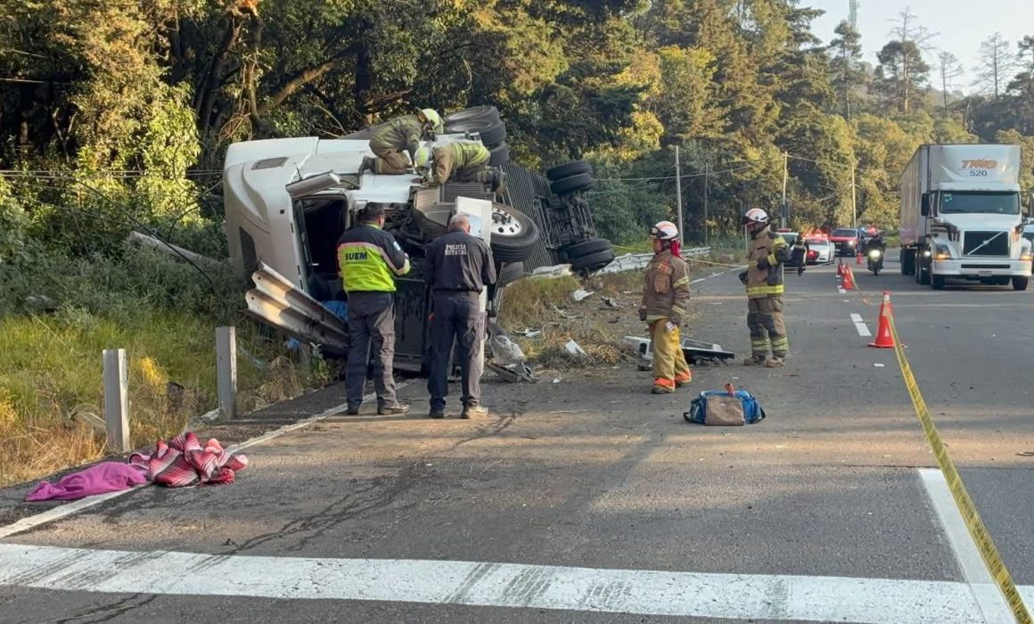 Vuelca tráiler en la México-Toluca; fallece 1 hombre y hay 2 heridos