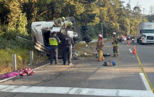 Vuelca tráiler en la México-Toluca; fallece 1 hombre y hay 2 heridos