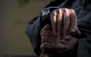 Asaltan a adultos mayores en Tlalnepantla; le quitaron 300 pesos
