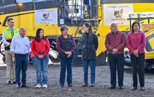 Entrega Claudia Sheinbaum y Delfina Gómez trenes de pavimentación