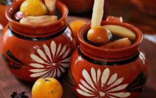Conoce los beneficios del ponche, bebida esencial en temporada de frío