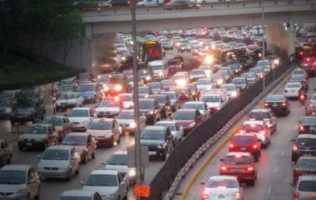 Genera volcadura tráfico intenso en Tlalnepantla