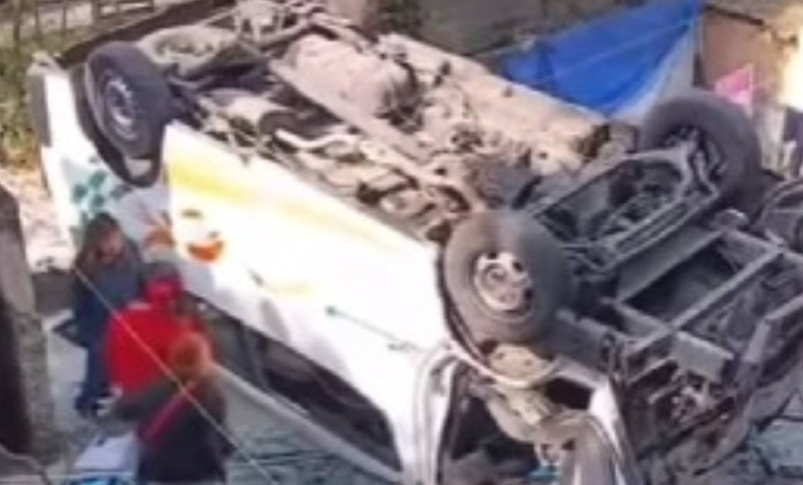 Vuelca camión en Nicolás Romero y cae a barranca; pasajeros heridos