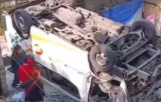 Vuelca camión en Nicolás Romero y cae a barranca; pasajeros heridos
