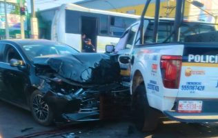 Accidente entre patrulla, auto y moto afecta López Portillo en Ecatepec