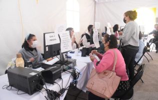 Acuden a pagar predial y agua en Toluca; señalan fallas en el sistema