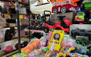 Acuden de último momento 'reyes magos' a comprar juguetes a tianguis