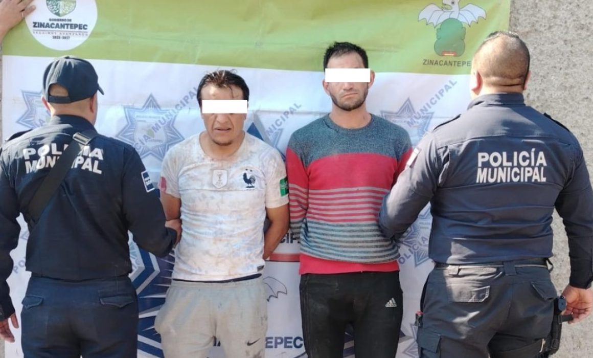 Agarran a dos hombres en auto robado y con droga en Zinacantepec