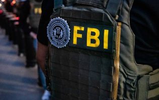Allana FBI domicilio de periodista por filtración de datos clasificados