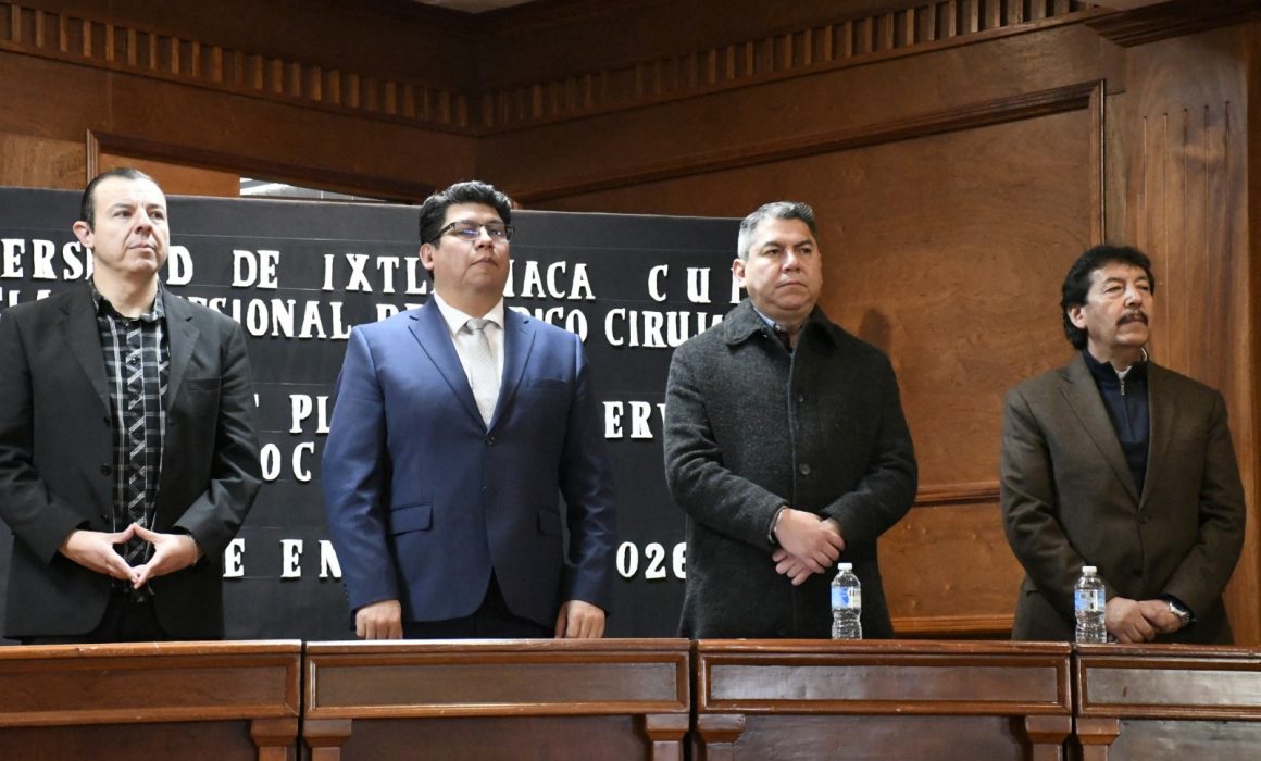 Aporta la Universidad de Ixtlahuaca 76 médicos cirujanos a Edomex y CDMX
