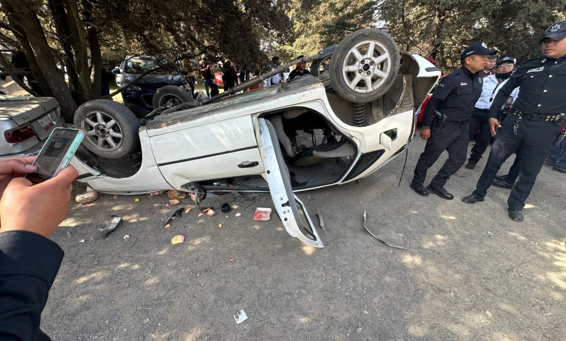 Apoyan Policías de Toluca a comerciantes tras accidente en Palmillas