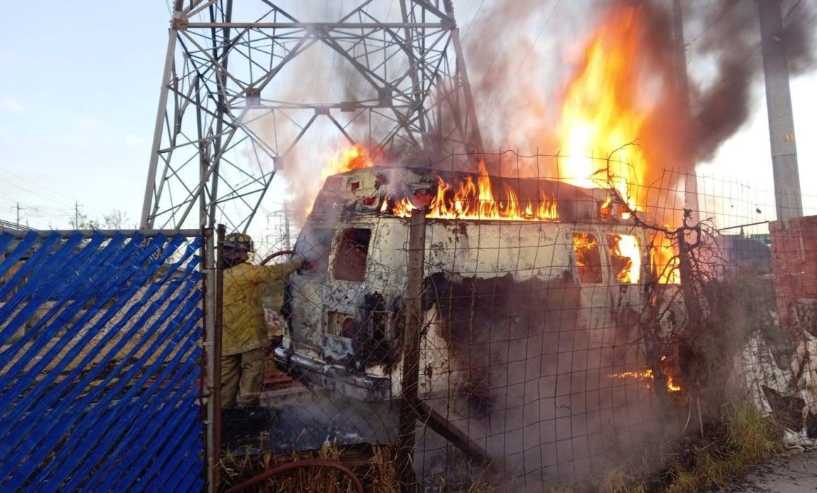 Arde en llamas ambulancia al interior de un taller mecánico en Toluca