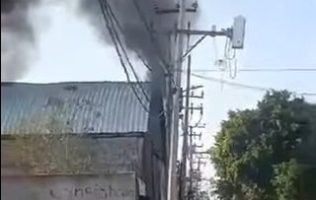 Arde en llamas bodega de PET en Ecatepec sin autoridades