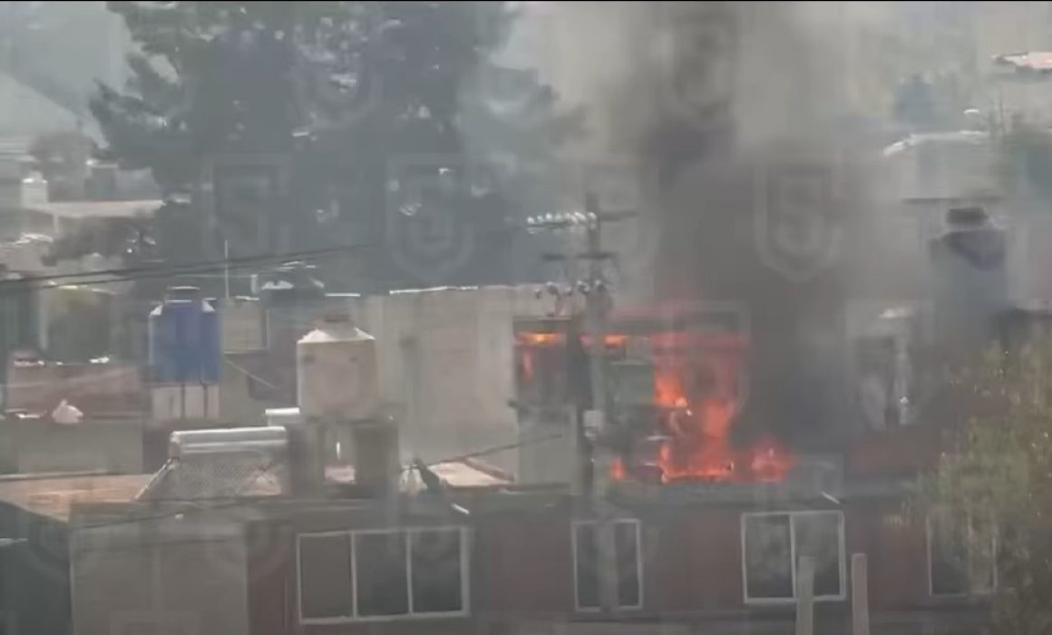 Arde en llamas domicilio en Toluca: autoridades en camino
