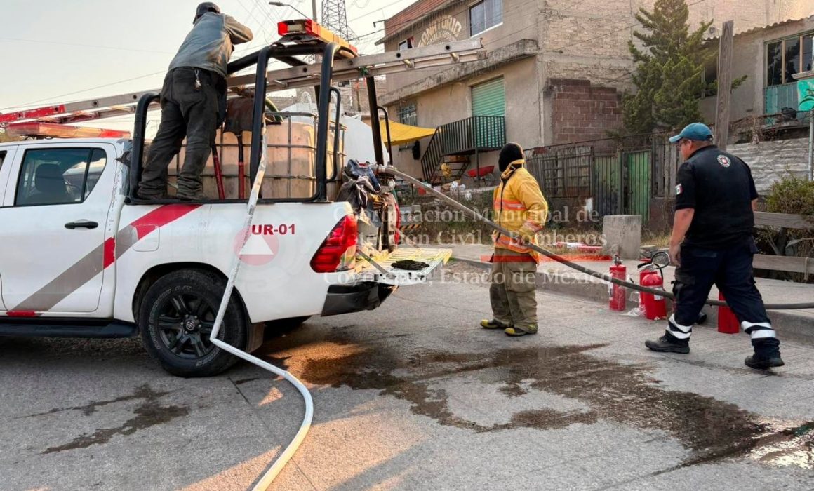 Arde en llamas vivienda en Coyotepec y moviliza a Protección Civil