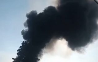Arde tiradero de llantas en Zinacantepec; autoridades atienden