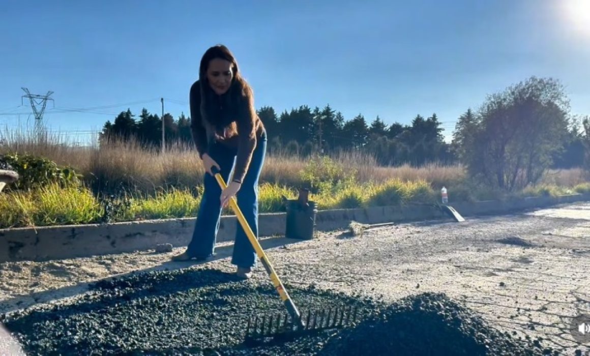 Arranca 2026 Erika Olea con jornada de bacheo y mejoramiento vial