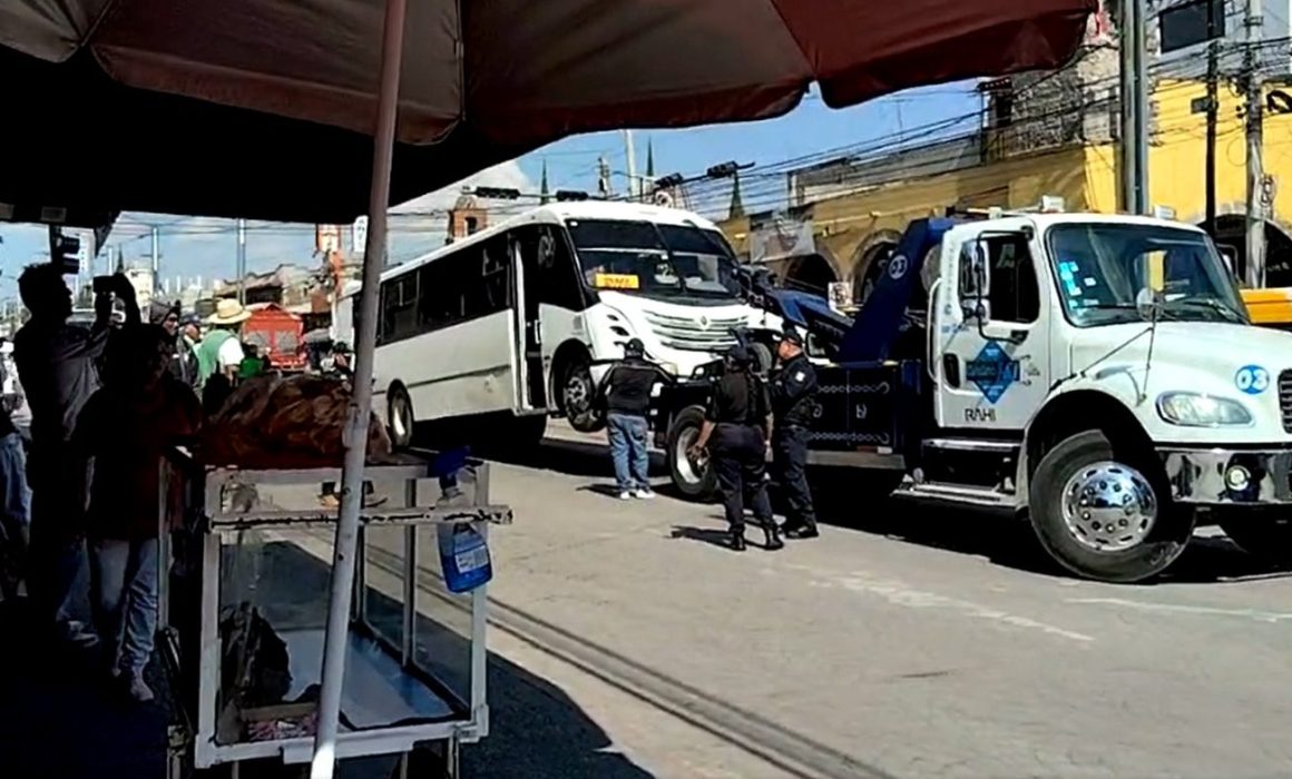 Arrastra camión de DHL a ciclista en Huehuetoca