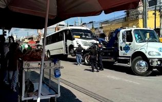 Arrastra camión de DHL a ciclista en Huehuetoca