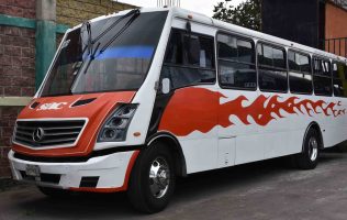 Asaltan camión de pasajeros; 3 personas resultan heridos
