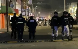 Asesinan a joven a balazos tras salir de chelería en Ecatepec