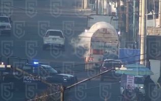 Atiende Protección Civil en Toluca fuga de nitrógeno en tractocamión