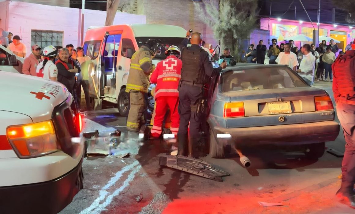 Atienden fuerte accidente en carretera Molino de Flores, en Texcoco