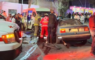 Atienden fuerte accidente en carretera Molino de Flores, en Texcoco