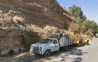 Autos abandonados sirven de guarida a drogadictos en Lomas de Coacalco