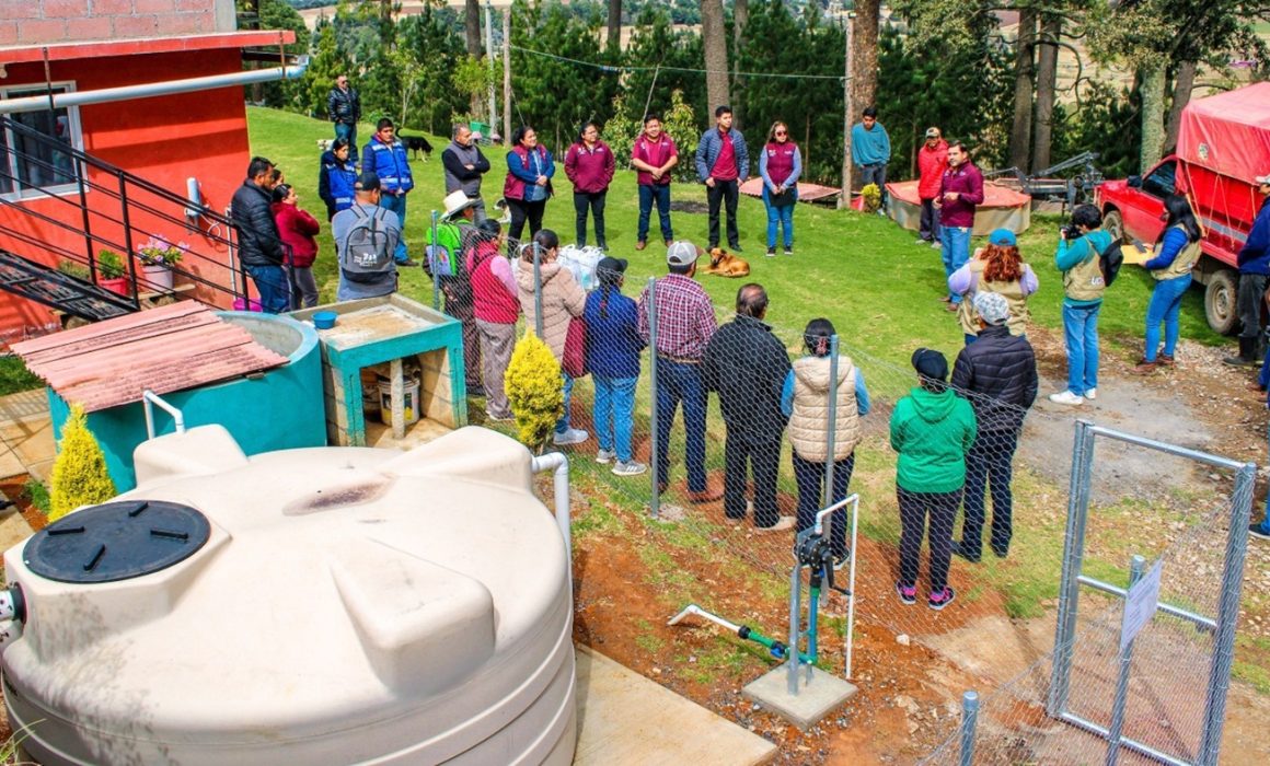 Benefician a jefas de familia con 13 sistemas pluviales en Amanalco