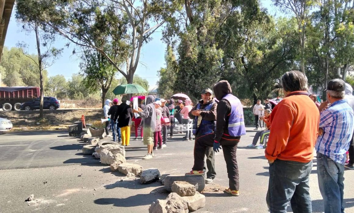 Bloquean pobladores carretera Texcoco–Lechería por falta de agua