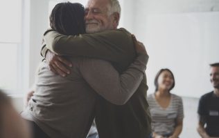 Celebra el Día del Abrazo y recuerda porque este gesto une corazones