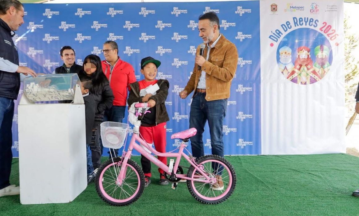 Celebran la entrega de juguetes del Día de Reyes en Metepec con alegría