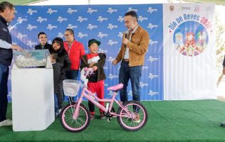 Celebran la entrega de juguetes del Día de Reyes en Metepec con alegría